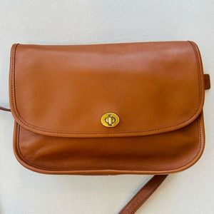 VINTAGE COACH Cognac Flap Turnlock City Bag in British Tan 09790